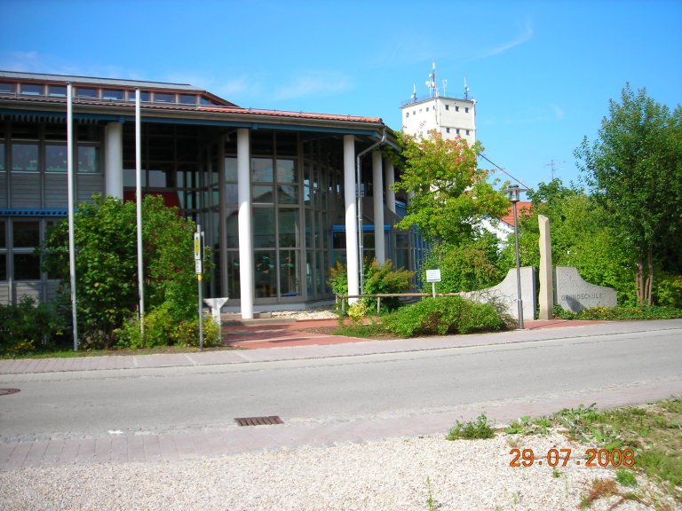 Außenansicht der Grundschule in Salching