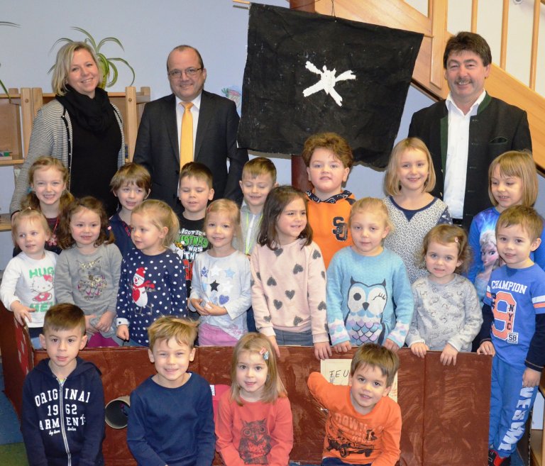 Gruppenfoto mit Bürgermeister Alfons Neumeier, Produktionsleiter Thomas Hanser, KITA-Leiterin Andrea Legerer und Kindergartenkinder