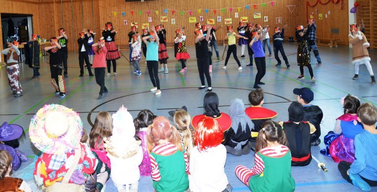 Schüler der dritten und vierten Klasse beim Singen und Tanzen von "What does the fox say"