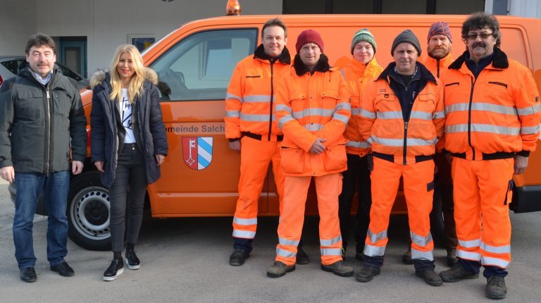 Gruppenfoto bei der Fahrzeugübergabe