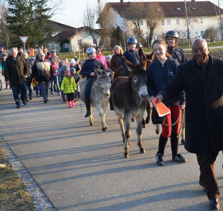 Die Prozession durch das Dorf, angeführt von Pfarrer Dr.Raphael Mabaka und fünf Eseln