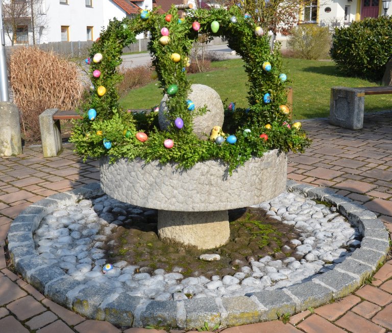 Dorfbrunnen mit bunten Ostereiern geschmückt