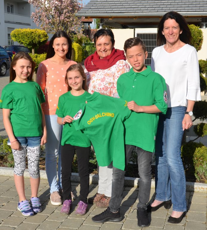 Gruppenfoto bei der Übergabe der T-Shirts