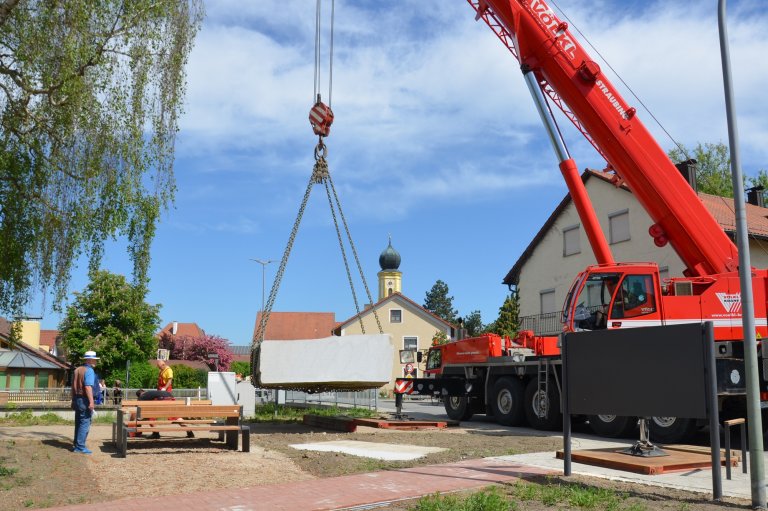 Kran bei der Absetzung eines Monolithen mit 35 Tonnen im Schaugarten