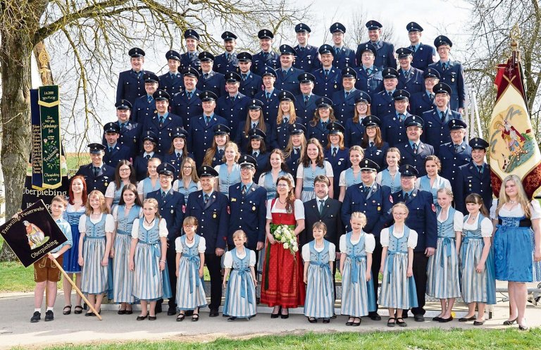 Die Freiwillige Feuerwehr Oberpiebing im Jubiläumsjahr 2018 mit Vorsitzendem Reinhard Bayerl, Festleiter Rudolf Englberger, Schirmherrn Bürgermeister Alfons Neumeier, Fahnenmutter Birgit Kainz und den Festmädchen