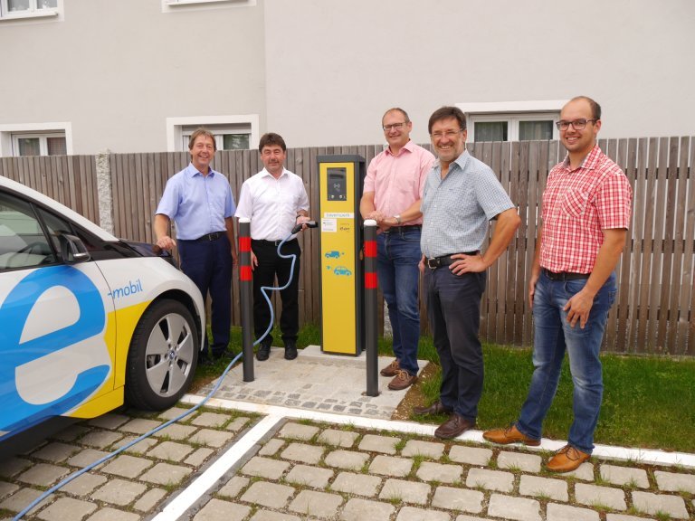 Vertreter der Gemeinde Salching und der Bayernwerk Netz GmbH bei der in Betriebnahme der neuen Stromtankstelle
