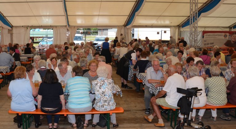 300 Ü-65-Senioren ließen es sich beim Seniorennachmittag im Bierzelt auf dem Sportplatz gut gehen
