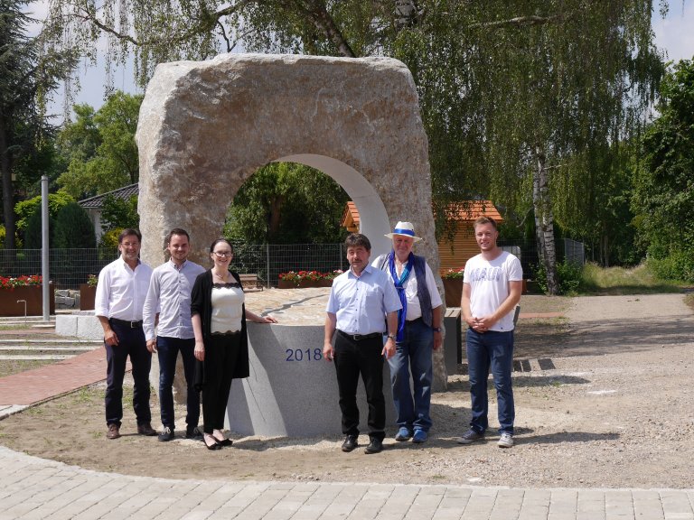 Geschäftsstellenleiter Günter Stephan, Tobias Ruscheinski und Josefine Hilmer vom Landratsamt, Bürgermeister Alfons Neumeier, Künstler Gerhard Kadletz und Julian Mauerer vom Bauamt vor dem fertigen Kunstwerk