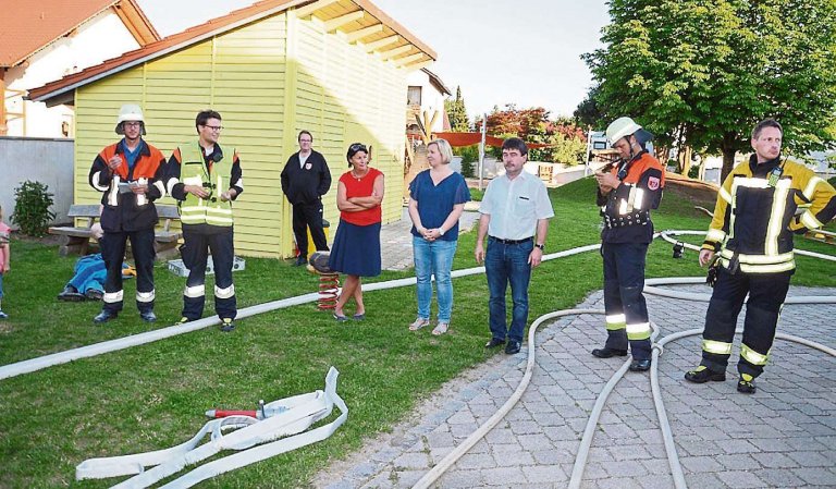 Bei der Besprechung der Übung: Einsatzleiter Thomas Hollermeier (Zweiter von links), KBM Thomas Abendhöfer (rechts) und Bürgermeister Alfons Neumeier (Dritter von rechts).