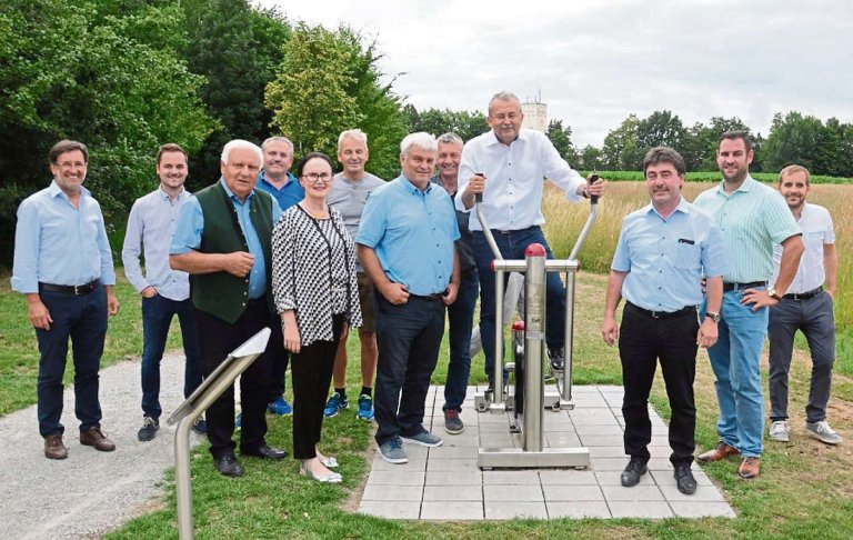 Landrat Laumer demonstriert am Ganzkörpertrainer seine Fitness.