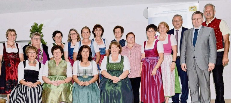 Gruppenfoto bei der Auszeichnung von Maria Bayerl