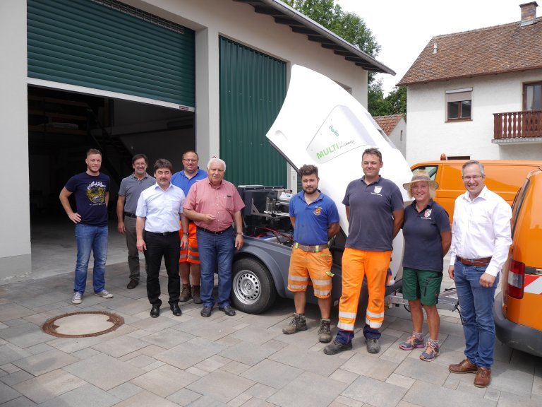 Gruppenfoto vor dem neuen Fahrzeug