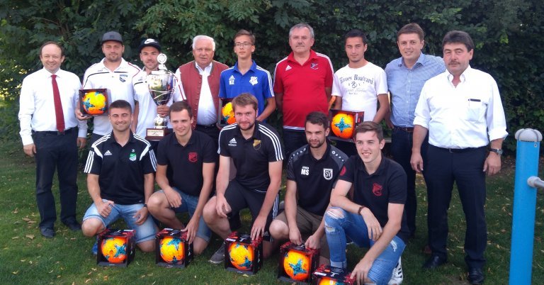 Gruppenfoto mit den Vertretern der teilnehmenden Mannschaften mit den Bürgermeistern der ILE-Gemeinden