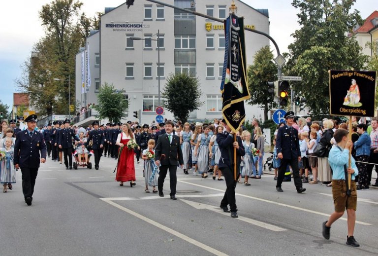 die Mitglieder der FFW Oberpiebing beim Gäubodenvolksfestauszug 2018