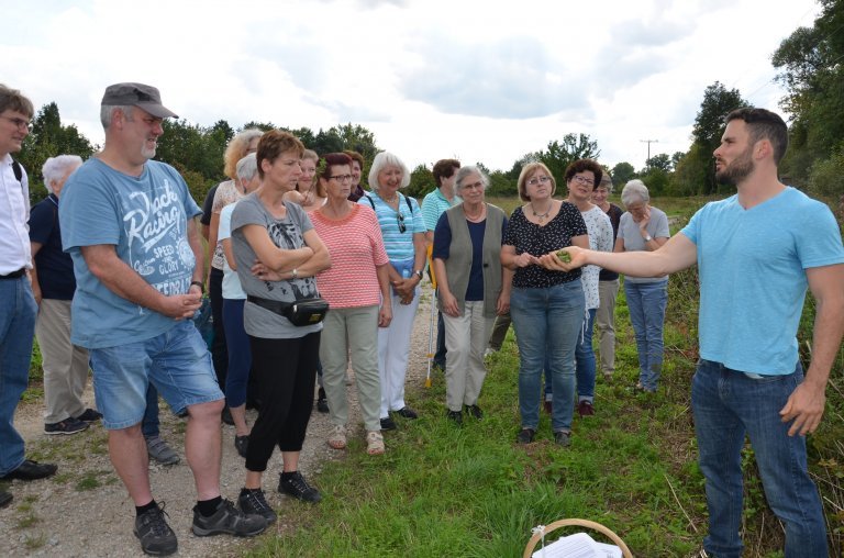 Julian Maier bei seinem Vortrag bei der Kräuterwanderung des Obst- und Gartenbauvereins