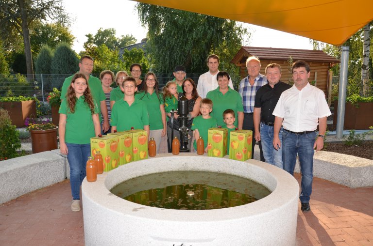 Gruppenfoto bei der Ausgabe der Apfelsaftspende