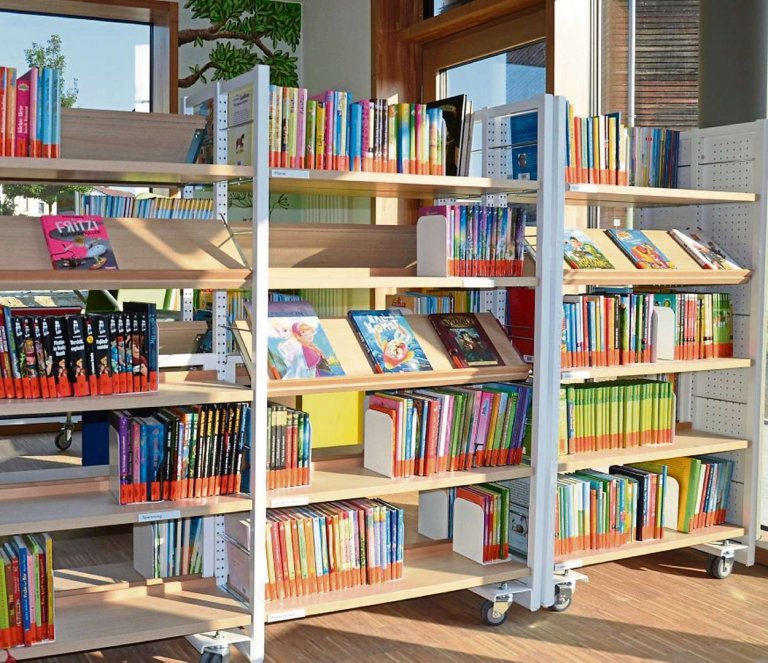 Regale mit Kinderbüchern