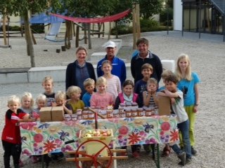 Gruppenfoto mit den Kindern beim Apfelfest