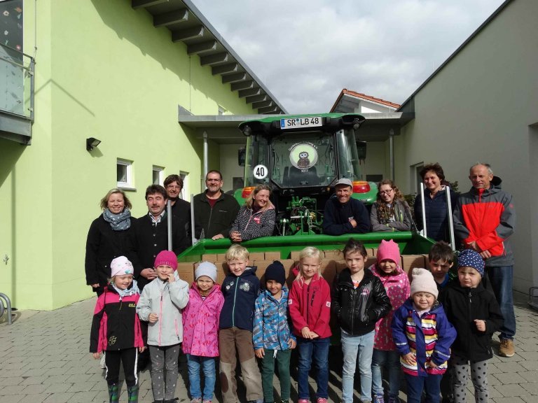 Gruppenfoto bei der Übergabe der Apfelsaft-Spende