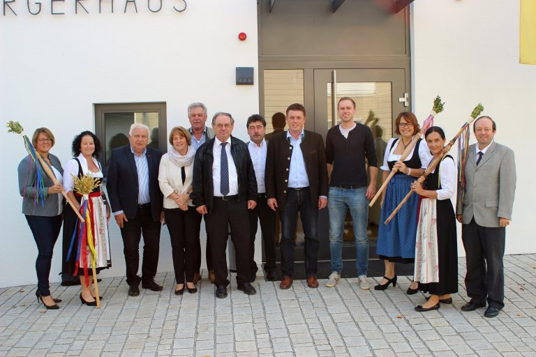 Gruppenfoto bei der Einladung des Gäuboden-Bürgermeisters zur Faschingshochzeit