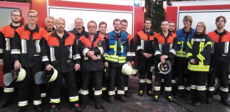 Gruppenfoto mit den Übungsteilnehmern der Feuerwehren Oberpiebing und Hankofen