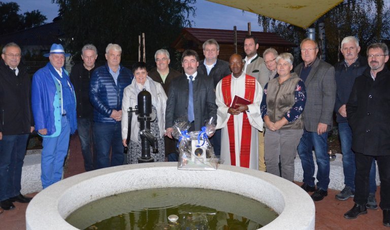 Gruppenfoto bei der Einweihung des kulturhistorische Schaugarten in Salching