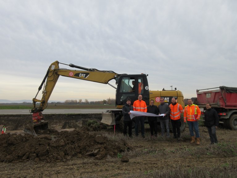 Gruppenfoto beim Beginn der Baumaßnahme