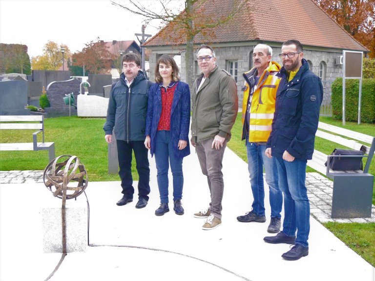 Gruppenfoto bei der neuen Urnengräberanlage