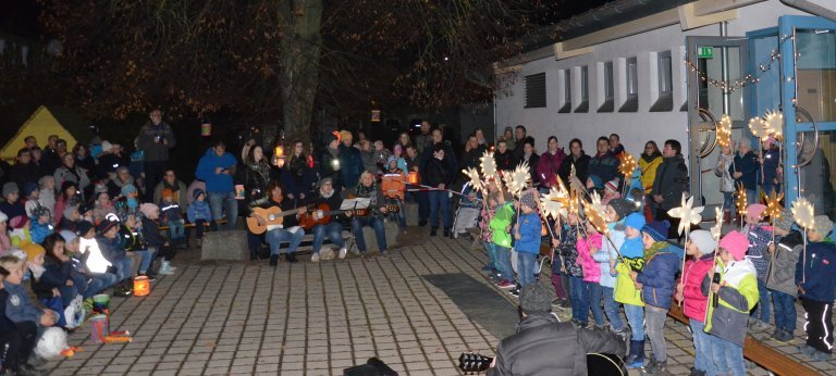 Kinder bei der Sankt Martinsfeier