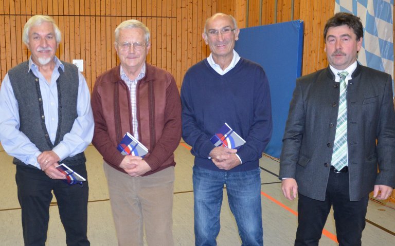 Bürgermeister Alfons Neumeier mit den Autoren Franz Dengler, Gerhard Schormann und Augustin Huber