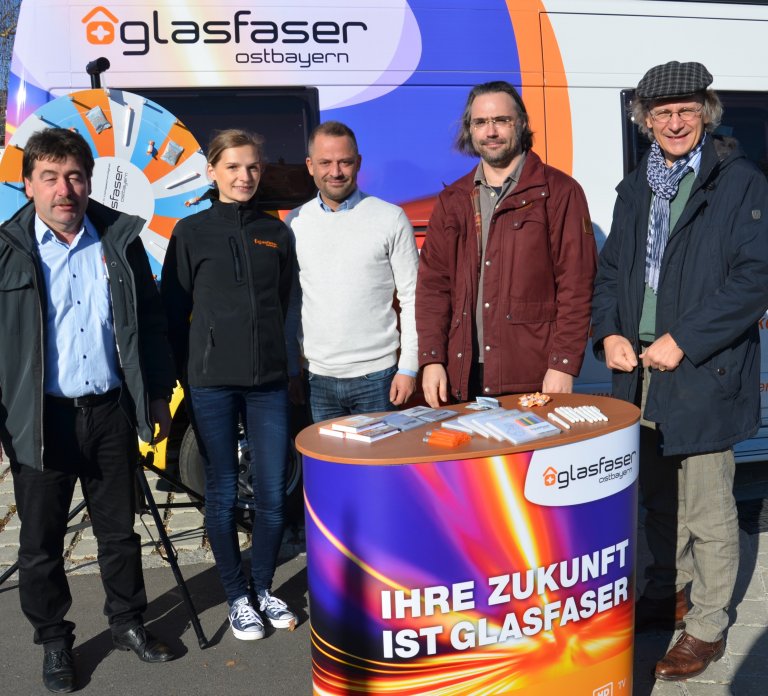 Bürgermeister Alfons Neumeier mit dem GFO- Infomobil-Team