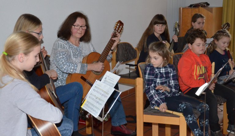 Pia Irlbeck und die Kinder bei der musikalischen Gestaltung des Adventsprogramms