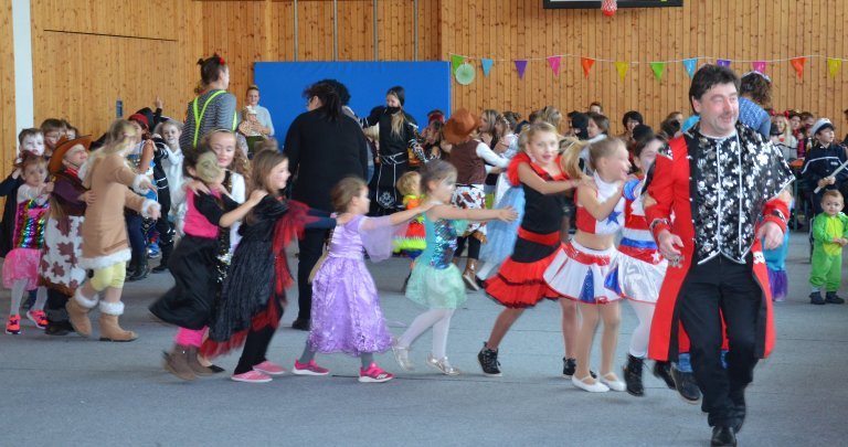 Kinder bei der Polonaise