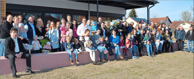 Gruppenfoto mit Alfons Neumeier und den jüngsten Neubürgern der Gemeinde mit ihren Familien