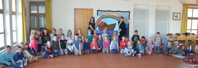 Kinder mit Betreuern an den Bibeltagen