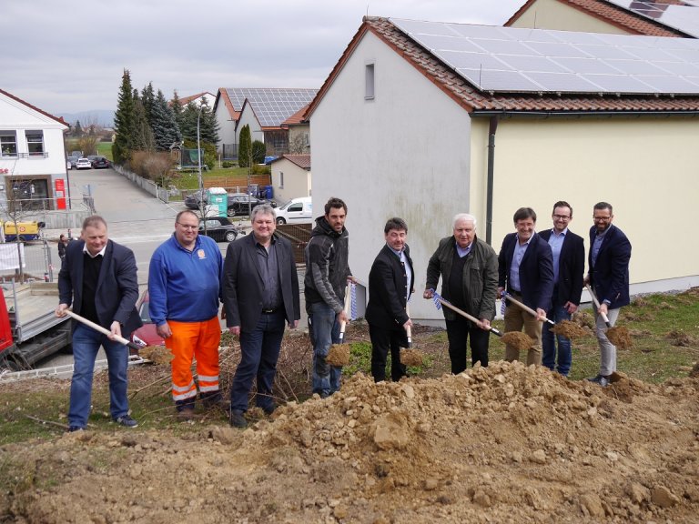 Gruppenfoto beim Spartenstich für die Erweiterung des Rathauses