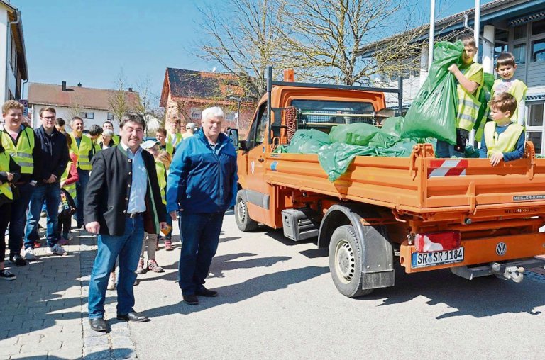 Verladen der Müllsäcke nach der erfolgreichen Sammelaktion