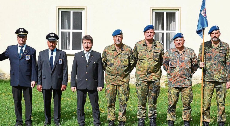 Beim Kompanieapell: Roland Plendl und Franz Tauer von der KSK Oberpiebing, Salchings Bürgermeister Alfons Neumeier, Oberstleutnant Andreas Walter, Hauptmann Daniel Löbens, Hauptmann Mario Weiß und Stabsfeldwebel Christian Wagner