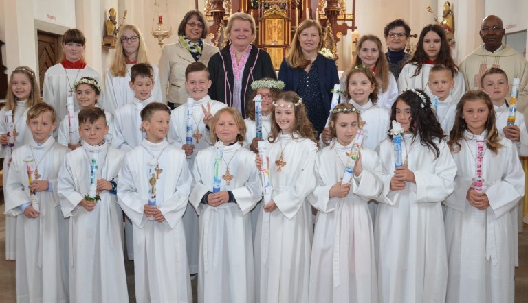 Gruppenfoto mit den 16 Erstkommunionkindern