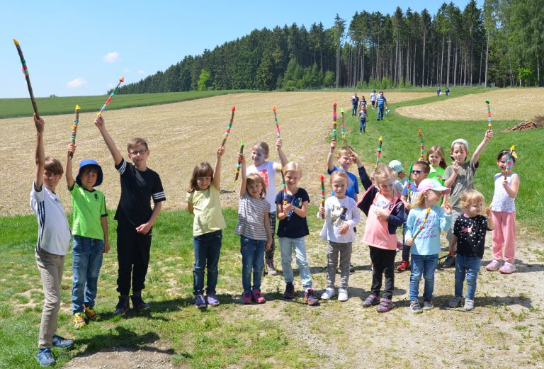 Kinder mit ihren Waldschratzen in der Natur