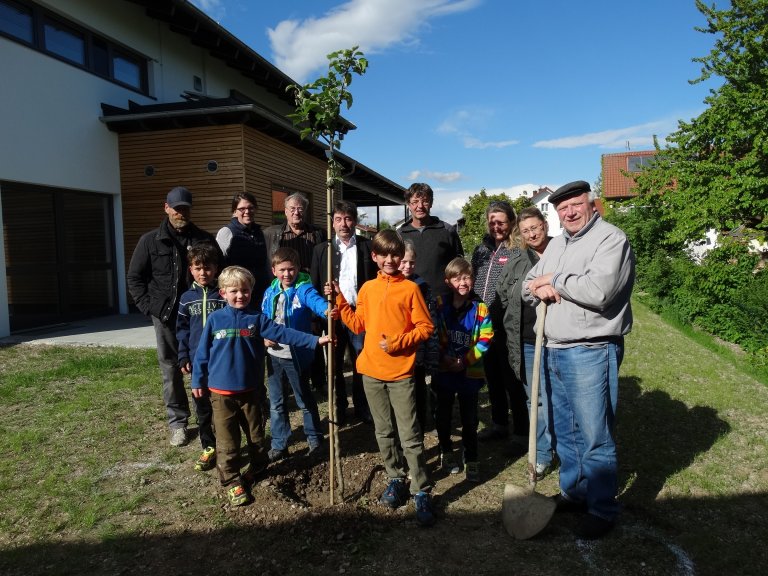 die Mitglieder des Vereins Gartenkauz Salching hinter ihrem neu gepflanzten Apfelbaum