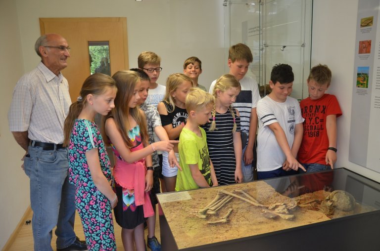 Franz Dengler und Grundschüler beim Besuch des Skeletts der erste Salchingerin