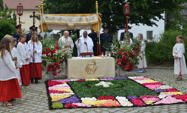 Ministranten mit Pfarrer Dr.Raphael Mabaka und Pfarrer Ludwig Bumes beim Wortgottesdienst in Oberpiebing