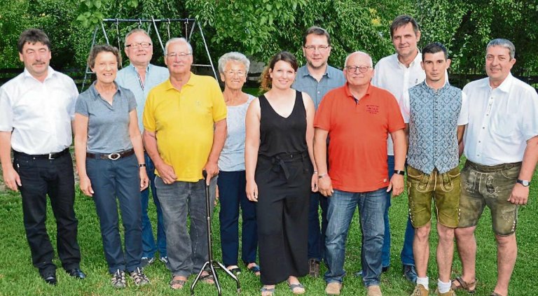 Bürgermeister Alfons Neumeier (links) und die neue Vorstandschaft mit (von rechts) Organisationsleiter Karlheinz Weber, Stellvertreter Stefan Hübel, Spielleiter Oskar Saller, Kassier Winfried Scholz, Beisitzer Burkhart Haase, Nicole Heuschneider und Schriftführer Robert Schober (Dritter von links) sowie einige der Geehrten