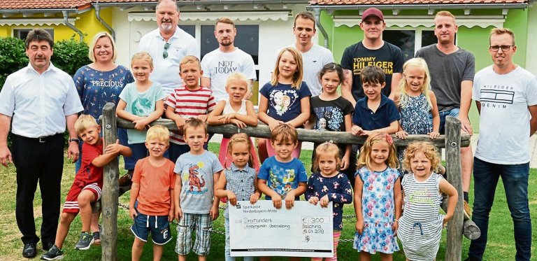 Gruppenfoto bei der Übergabe der Spende