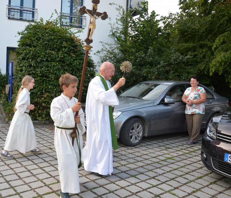 Pfarrer Ludwig Bumes bei der Fahrzeugsegnung