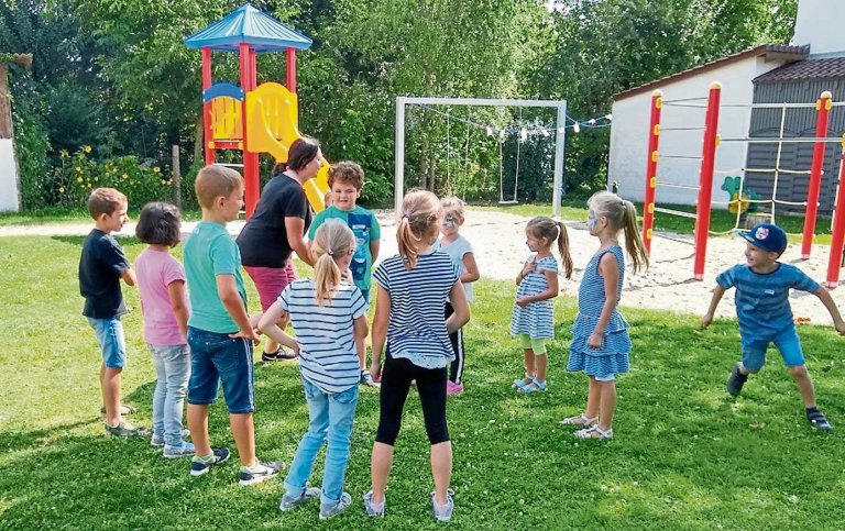 Kinder beim Spielen im Pfarrheimgarten