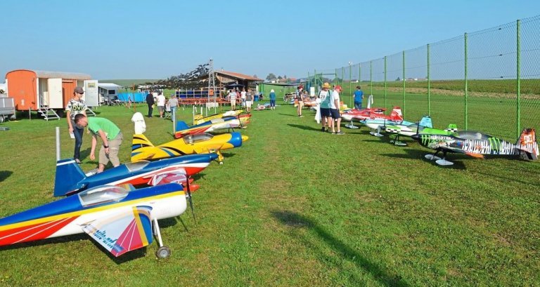 Modellflugzeuge in zwei Reihen