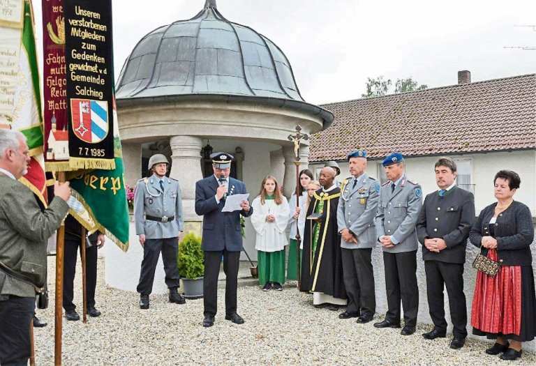 Gruppenfoto bei der Kranzniederlegung