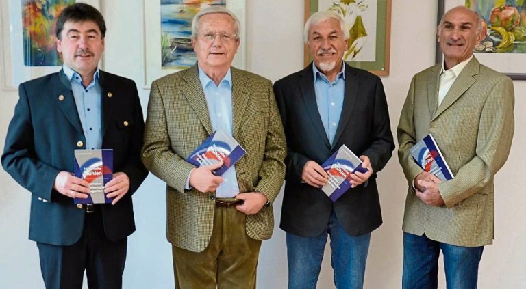Bürgermeister Alfons Neumeier mit den Autoren des 3. Salchinger Heftes